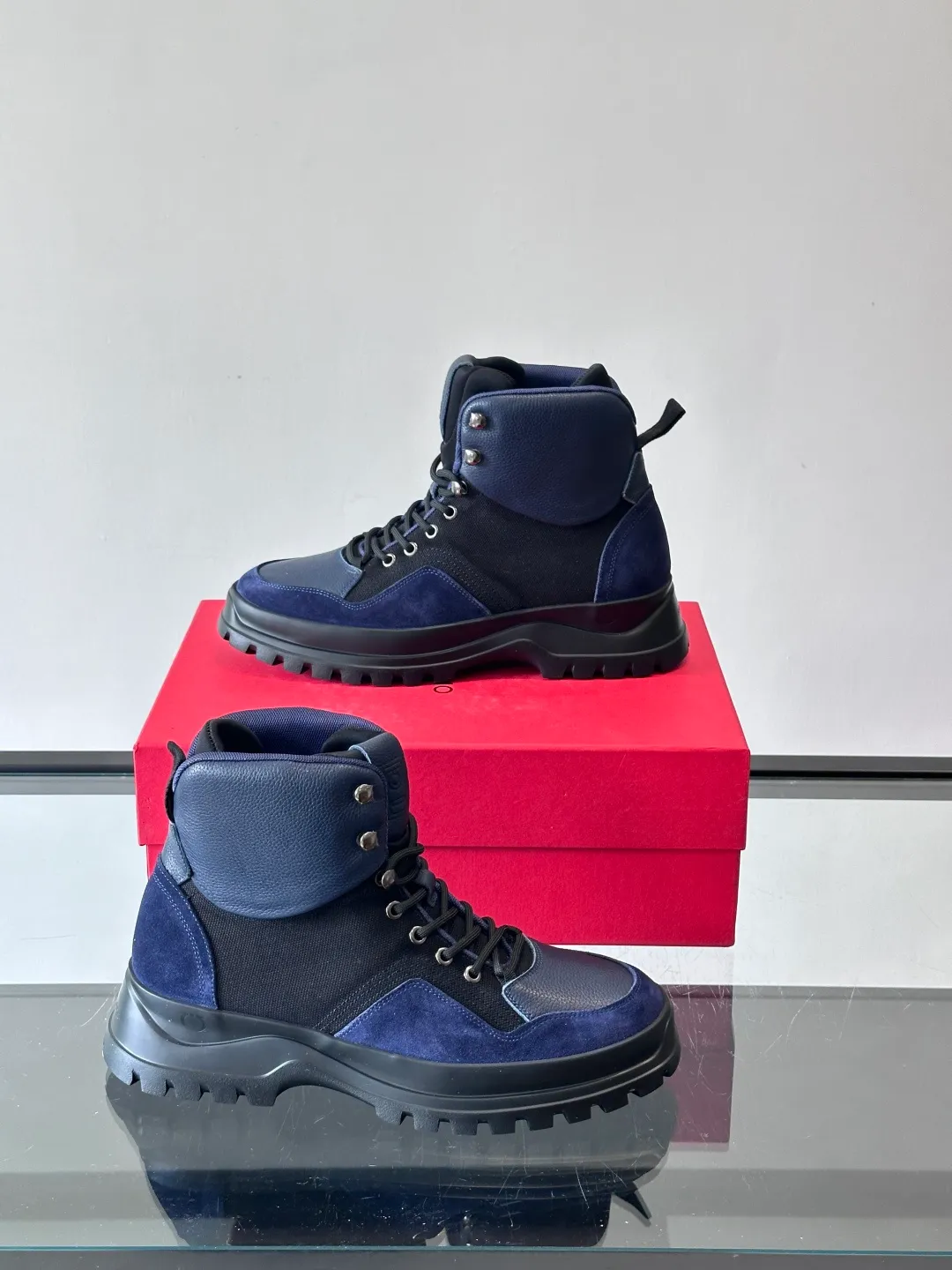 Men's shoes 💰960 Ferragamo's thick-soled lace-up short boots are made of suede + fabric splicing. They have a delicate texture and are breathable. The black rubber thick soles are wear-resistant and have strong traction. They can be worn every day outdoors! The shoelaces are super vibrant and the metal fastener details are perfect. The boot shaft is adjustable, comfortable and stable to wear. It goes well with workwear style or casual style in autumn and winter. It is warm and fashionable. It is suitable for outdoor activities or daily commuting! size: 39-44 (customized at 38.45.46)